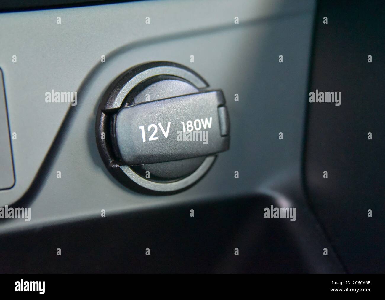 Steckdose und usb-Anschluss im Auto. 12-V-Buchse, drahtloses  Handy-Ladegerät, USB-Anschluss, AUX-Anschluss auf dem Armaturenbrett des  Autos Stockfotografie - Alamy