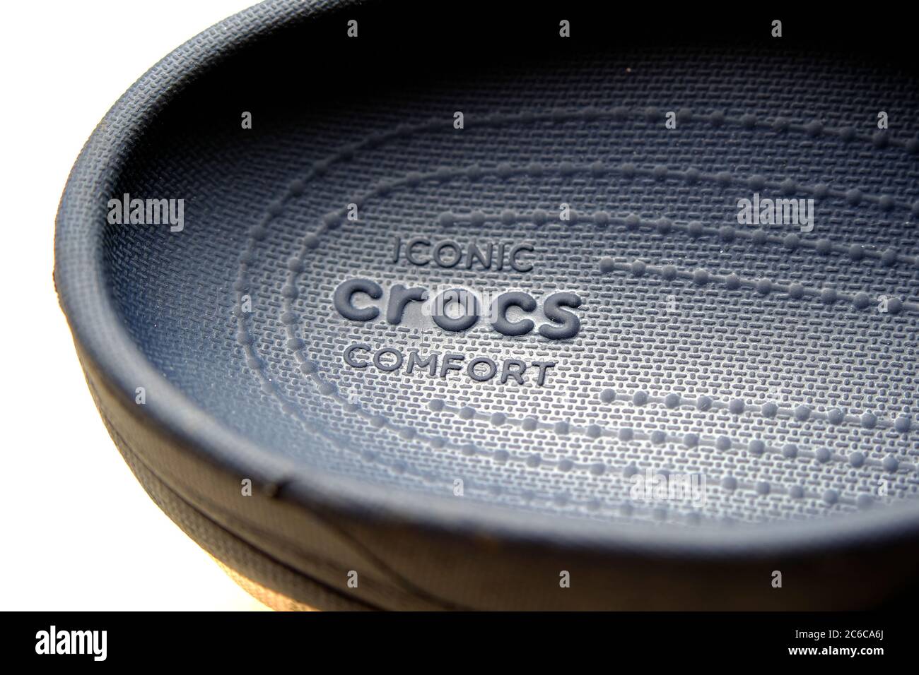 Stone / UK - 8. Juli 2020: Crocs Logo auf dem dunkelblauen Gummi Erwachsenen Pantoffel zu sehen. Kultige Crocs Komfort Clogs Nahaufnahme Foto. Stockfoto