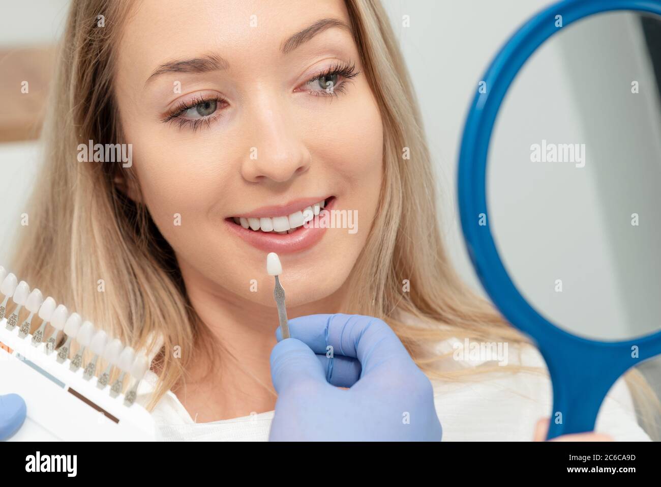 Schöne junge Frau in Stomatologie Klinik. Gesunde Zahnaufhellung. Stockfoto