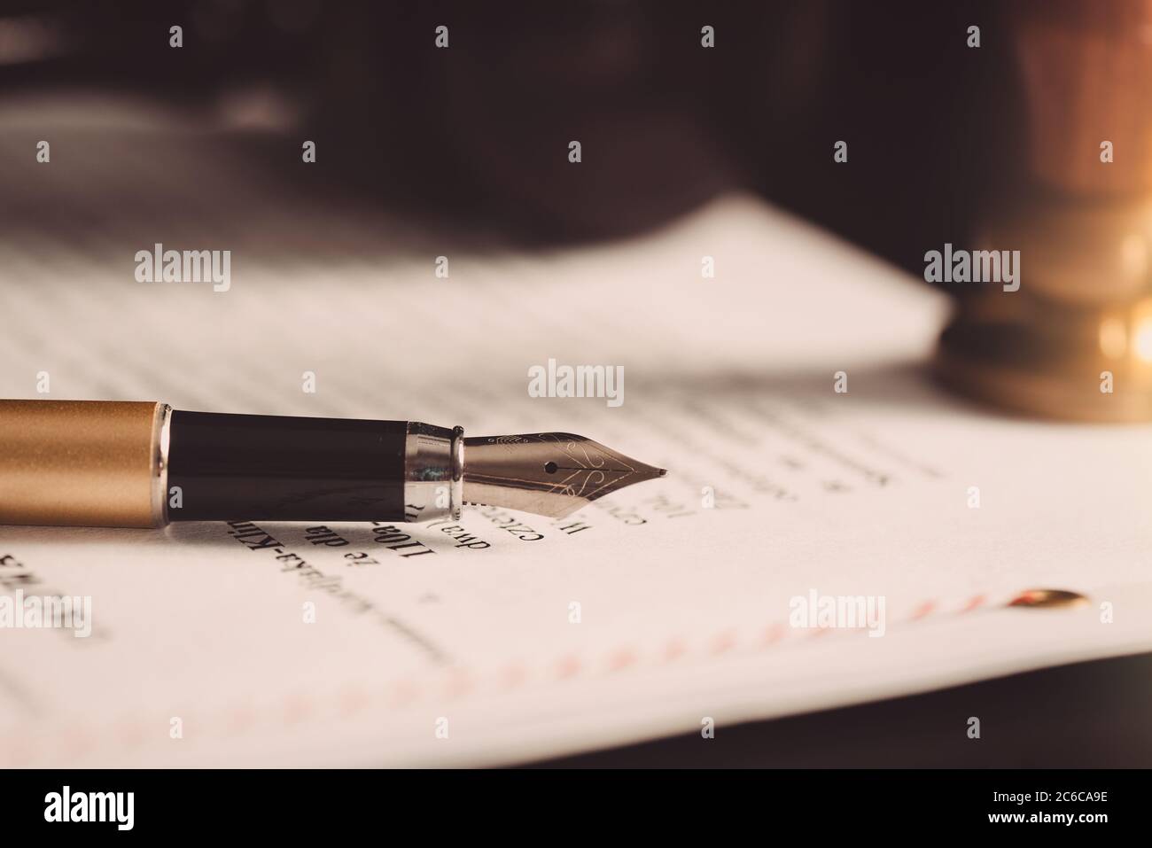 Gesetz, Notar Hintergrund Thema. Füllfederhalter und handgefertigtes Papier auf dem Schreibtisch Stockfoto