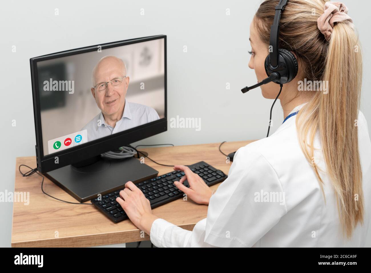Arzt und älterer Mann Patient ärztliche Beratung, telehealth, Telemedizin, remote health care Konzept. Stockfoto