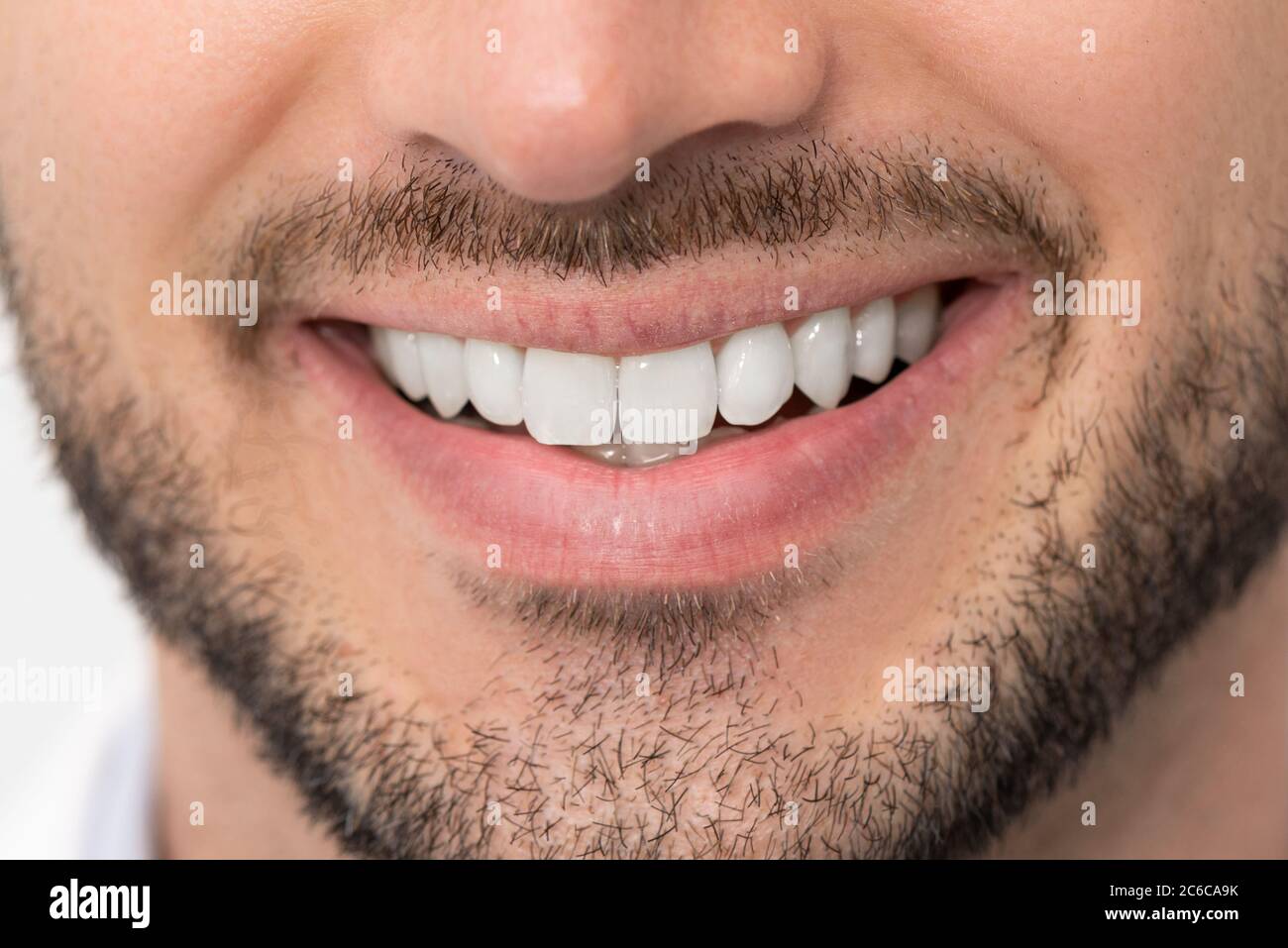 Mann mit perfektem Lächeln. Zahnaufhellung, Zahnpflege Konzept Stockfoto