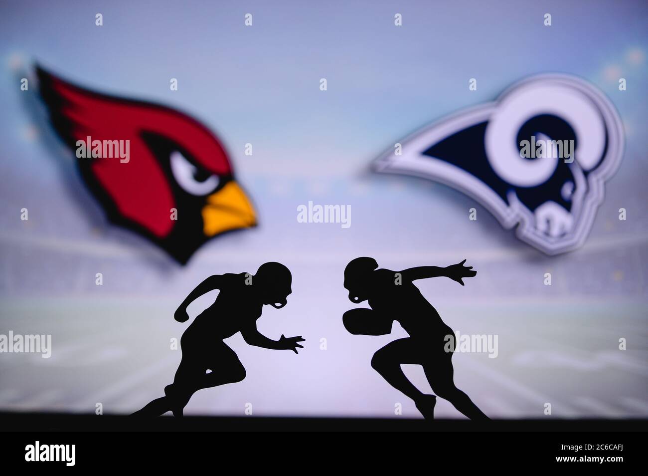 Arizona Cardinals gegen Baltimore Ravens. NFL Match Poster. Zwei amerikanische Fußballspieler Silhouette gegenüberliegende einander auf dem Feld. Vereinslogo im Rücken Stockfoto