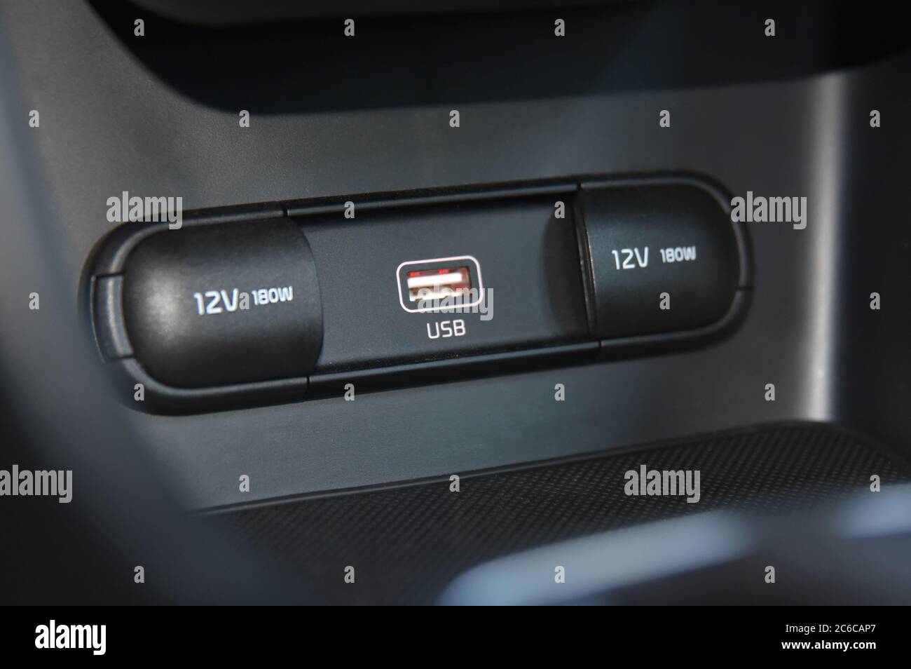 Steckdose und usb-Anschluss im Auto. 12-V-Buchse, drahtloses  Handy-Ladegerät, USB-Anschluss, AUX-Anschluss auf dem Armaturenbrett des  Autos Stockfotografie - Alamy