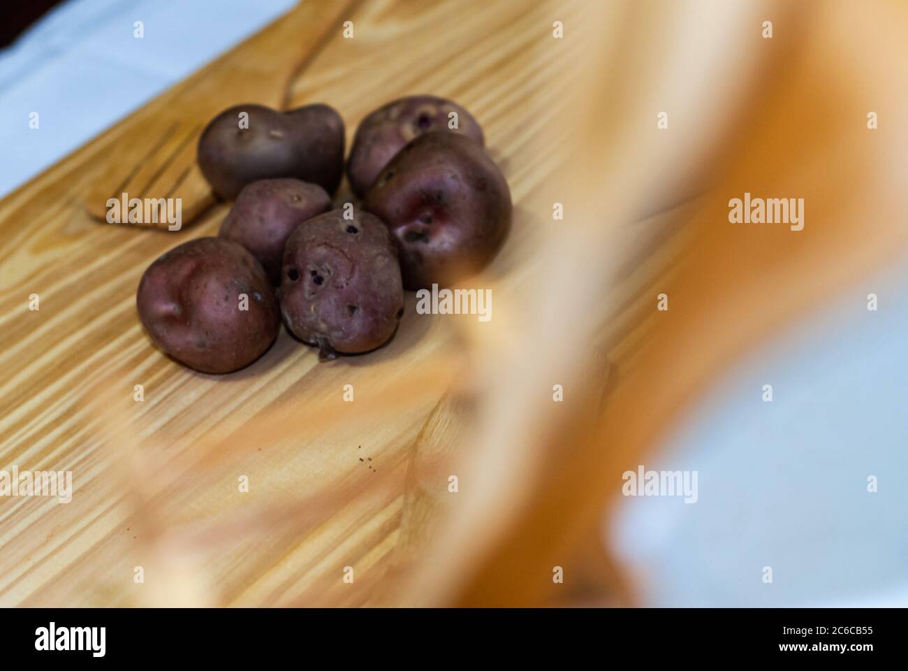 Regionale Kartoffeln aus den Anden auf einem Markt in Peru, Bolivien, Argentinien, Südamerika auf einem Holztisch. Selektiver Fokus Stockfoto