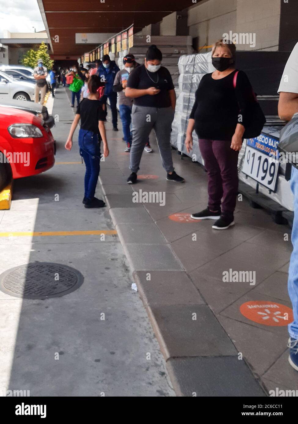 Menschen mit Gesichtsmasken warten in der Schlange, um einen Supermarkt in guatemala-Stadt zu betreten Stockfoto