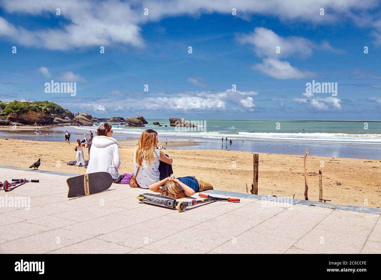 Biarritz, Frankreich - 17. Juni 2018: La Grande Plage. Leute an der Strandpromenade Stockfoto