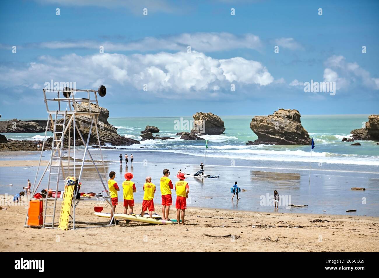 Biarritz, Frankreich - 17. Juni 2018: Gruppe von Rettungsschwimmern am Sandstrand La Grande Plage Stockfoto