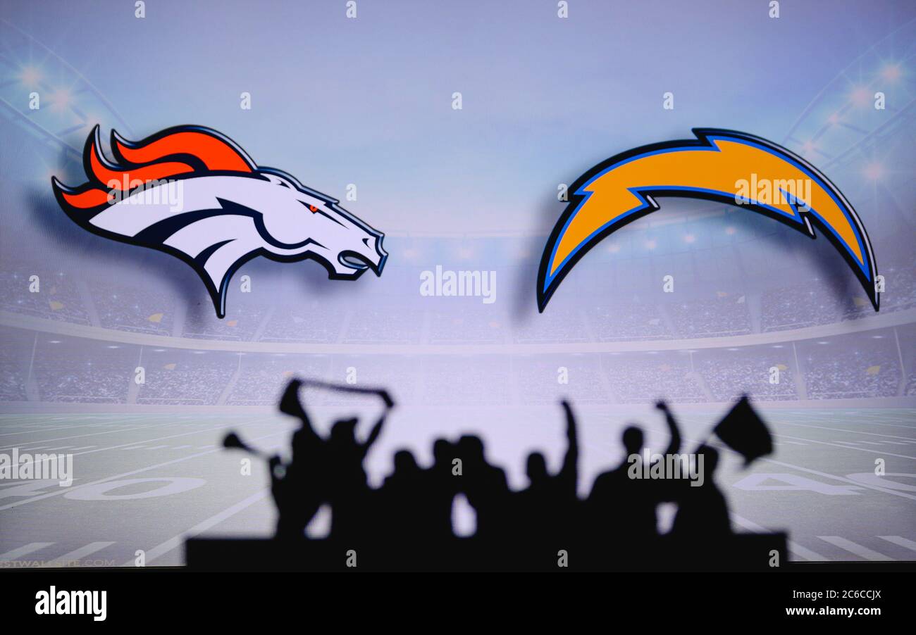 Denver Broncos gegen Los Angeles Chargers. Fans unterstützen NFL Game. Silhouette der Unterstützer, große Leinwand mit zwei Rivalen im Hintergrund. Stockfoto