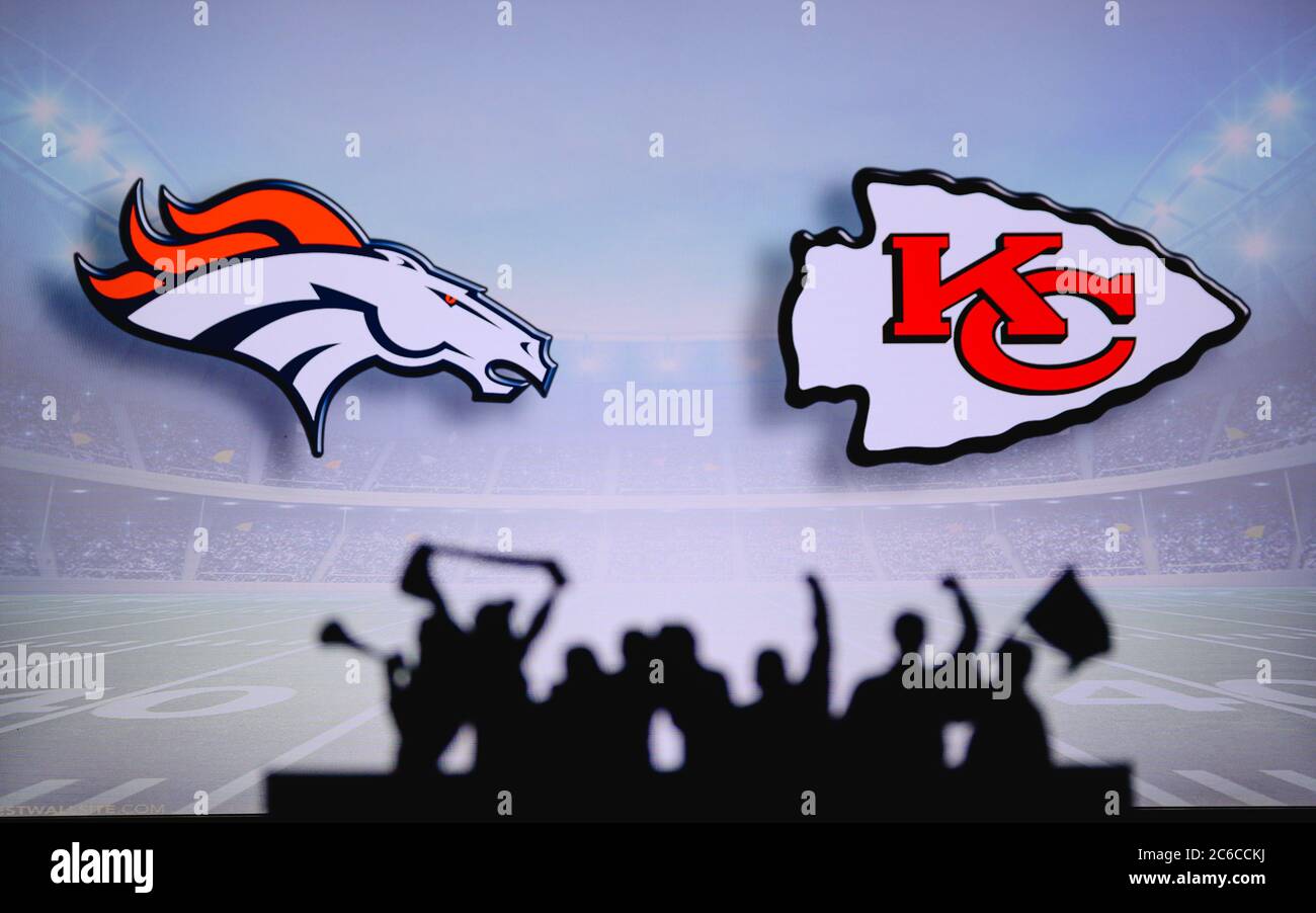 Denver Broncos gegen Kansas City Chiefs. Fans unterstützen NFL Game. Silhouette der Unterstützer, große Leinwand mit zwei Rivalen im Hintergrund. Stockfoto