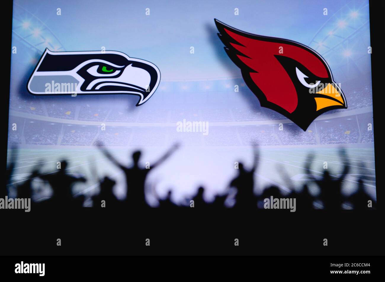 Seattle Seahawks gegen Arizona Cardinals . Fans unterstützen NFL Game. Silhouette der Unterstützer, große Leinwand mit zwei Rivalen im Hintergrund. Stockfoto