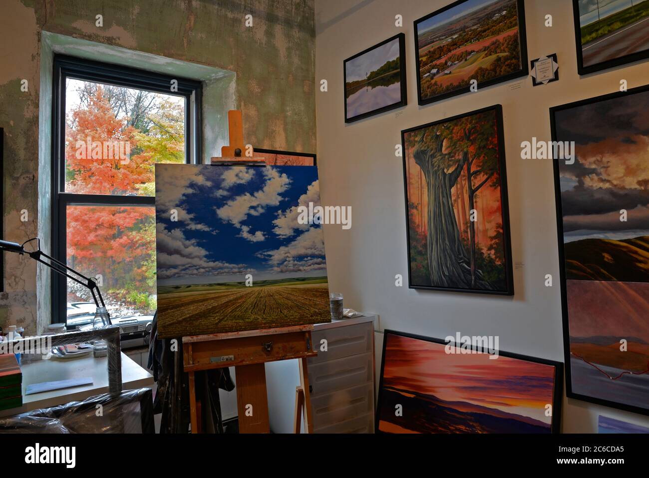 Alton, Ontario / Canada - 10/09/2015: Ansicht eines Kunststudios mit Gemälden auf der Wand und Staffelei. Stockfoto