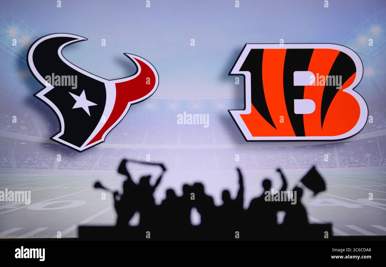 Houston Texans gegen Cincinnati Bengals . Fans unterstützen NFL Game. Silhouette der Unterstützer, große Leinwand mit zwei Rivalen im Hintergrund. Stockfoto