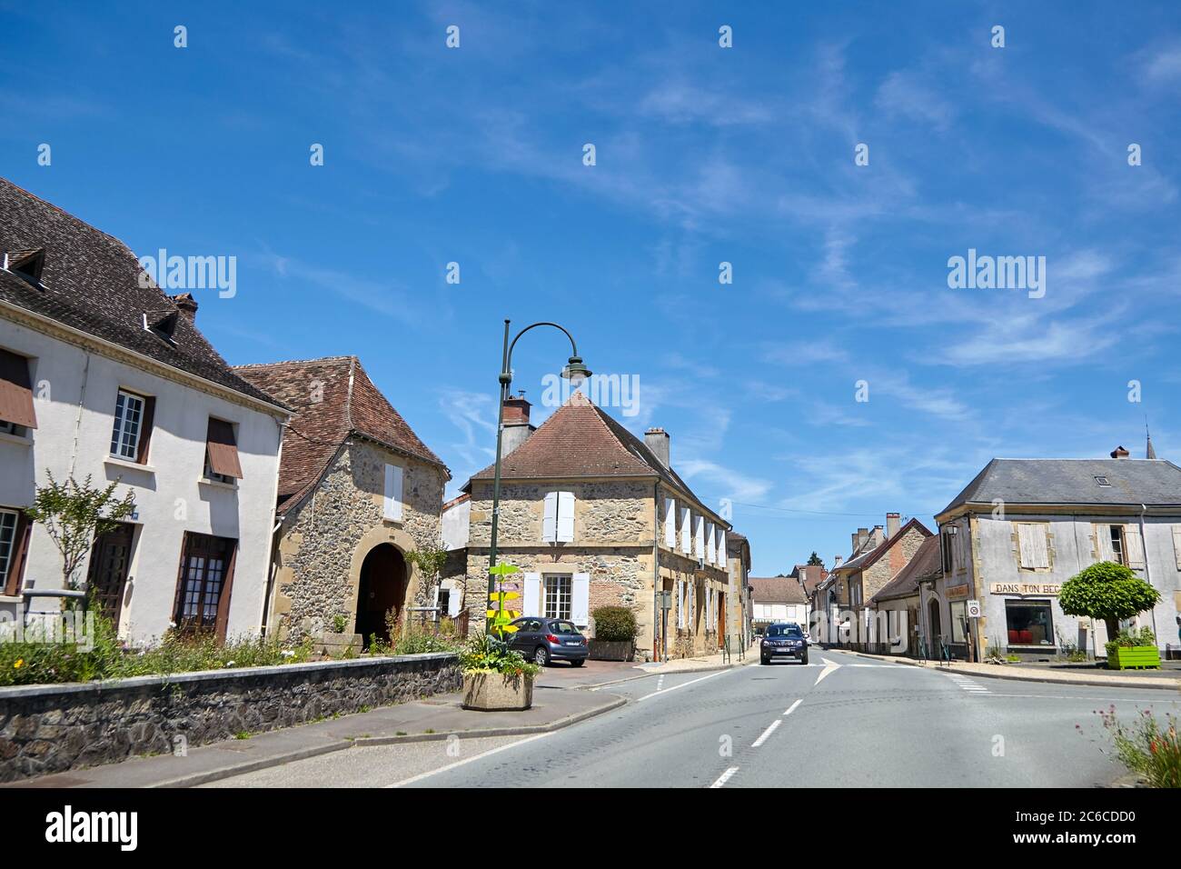 Lanouaille, Departement Dordogne, Region Nouvelle-Aquitaine, Frankreich - 23. Juni 2018: Rue du Perigord. Flachbauten entlang der Landstraße D7 Stockfoto