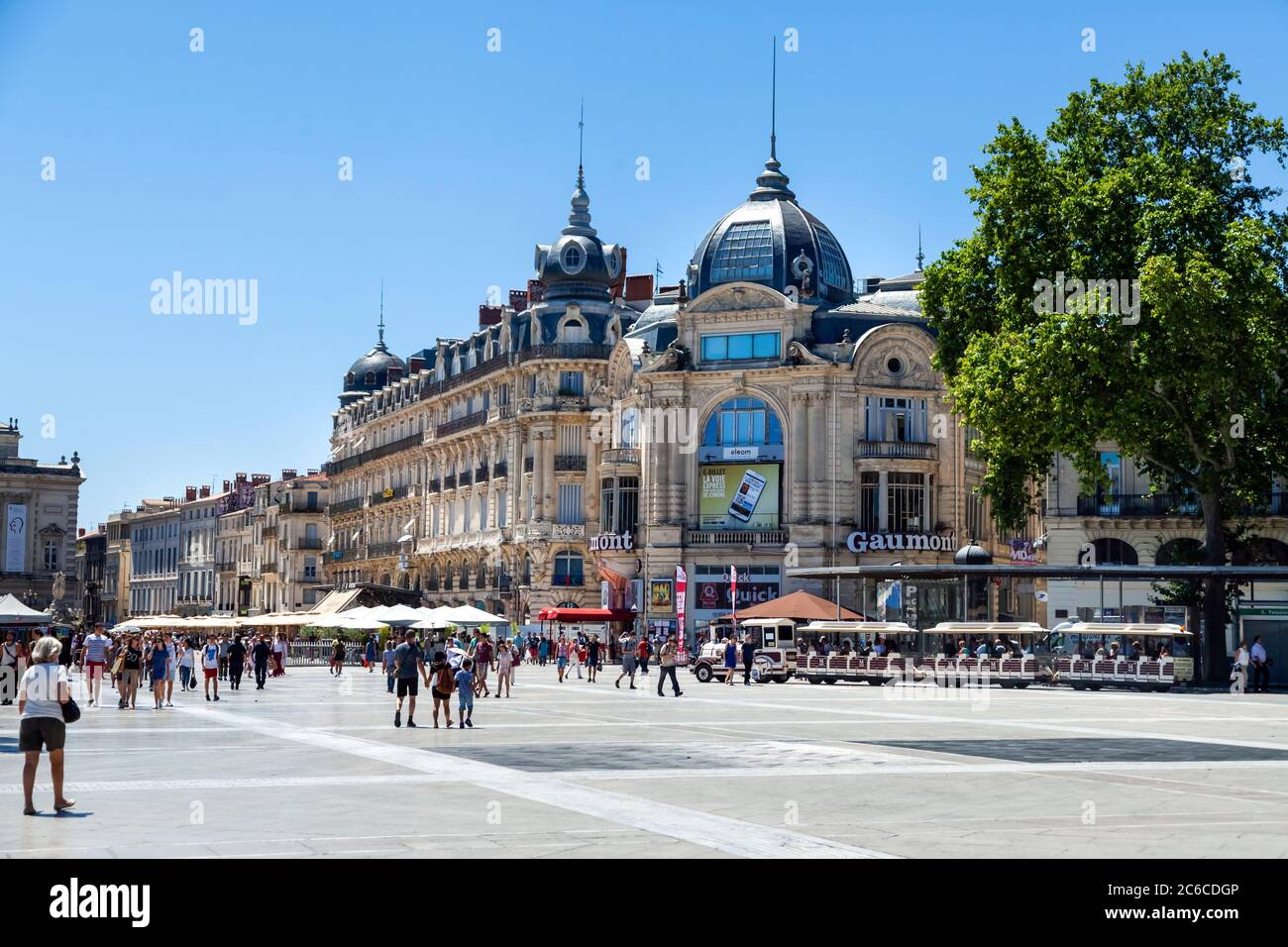 MONTPELLIER, FRANKREICH - 24. Juni 2015: Menschen und ein Bus auf dem Comedy Platz (Place de la Comédie) Stockfoto