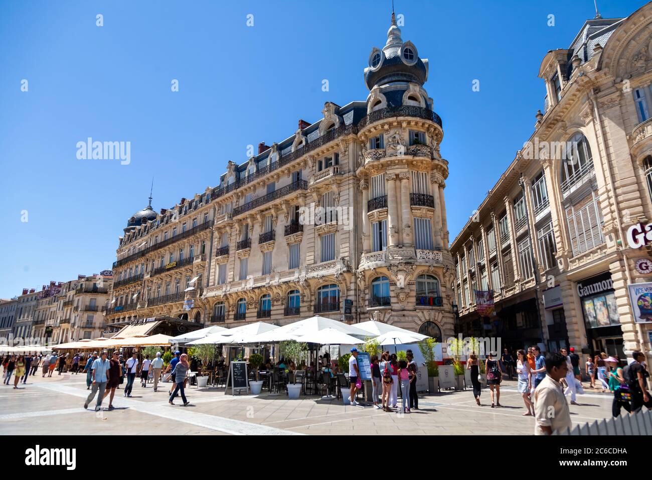MONTPELLIER, FRANKREICH - 24. Juni 2015: Comedy Square (Place de la Comédie). Schönes altes Gebäude mit Cafe Stockfoto