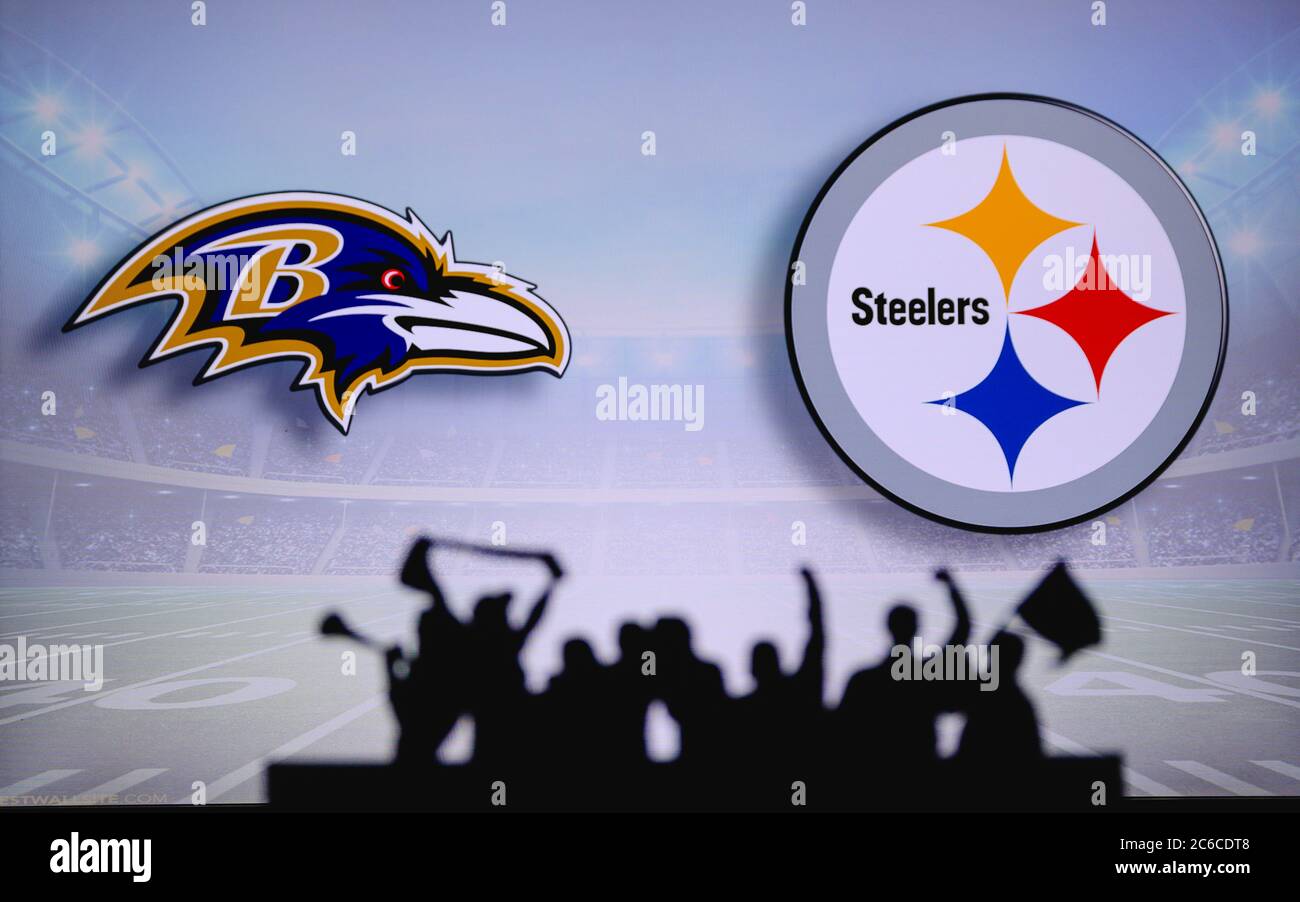Baltimore Ravens gegen Pittsburgh Steelers. Fans unterstützen NFL Game. Silhouette der Unterstützer, große Leinwand mit zwei Rivalen im Hintergrund. Stockfoto