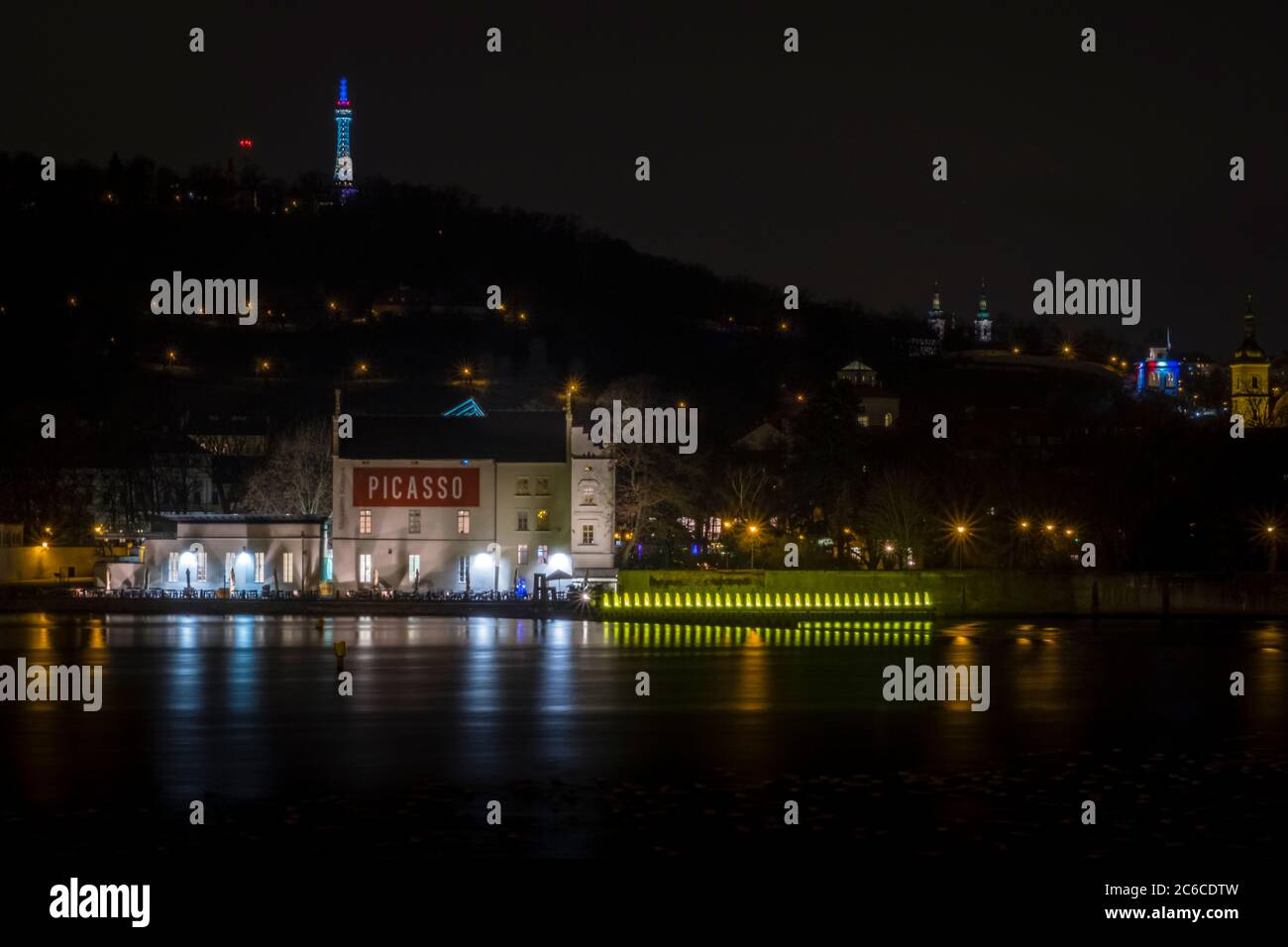 Blick bei Nacht über die Moldau in Richtung Museum Kampa und Petrin Aussichtsturm, Prag, Tschechische Republik Stockfoto