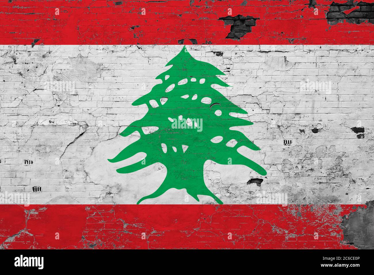 Libanon Flagge auf grunge zerkratzte Betonoberfläche. Nationaler Vintage Hintergrund. Retro-Wandkonzept. Stockfoto