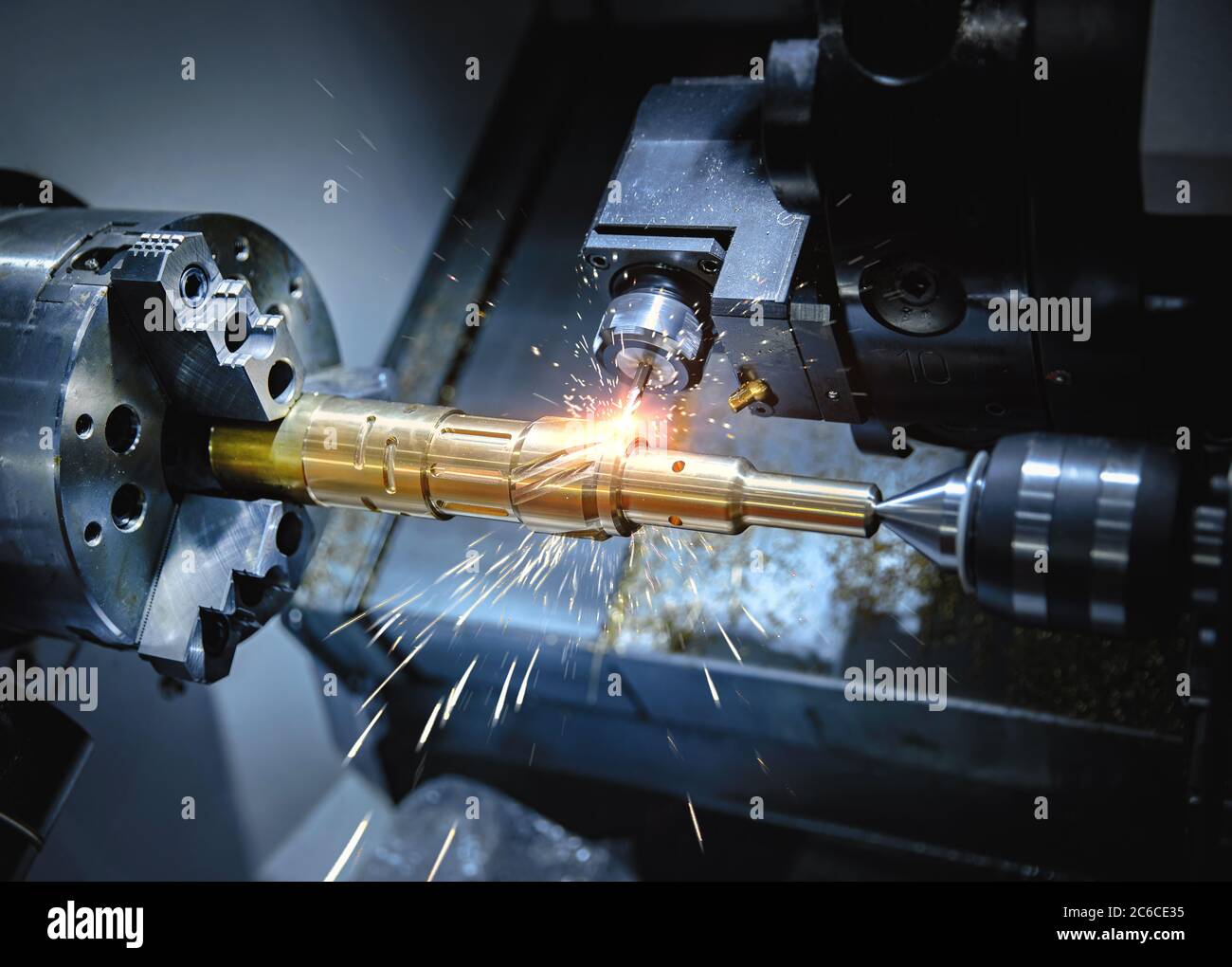 Metallindustrie für Werkzeugmaschinen. CNC-Drehmaschine High-Speed-Schneiden ist Operation.Flying Funken der Metallbearbeitung Stockfoto
