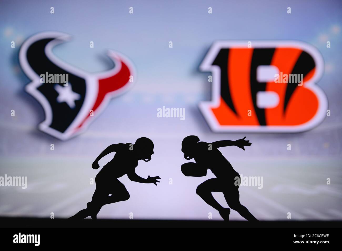 Houston Texans gegen Cincinnati Bengals. NFL Match Poster. Zwei amerikanische Fußballspieler Silhouette gegenüberliegende einander auf dem Feld. Clubs Logo in hintergr Stockfoto