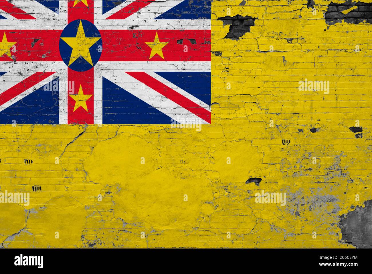 Niue-Fahne auf grunge zerkratzte Betonoberfläche. Nationaler Vintage Hintergrund. Retro-Wandkonzept. Stockfoto