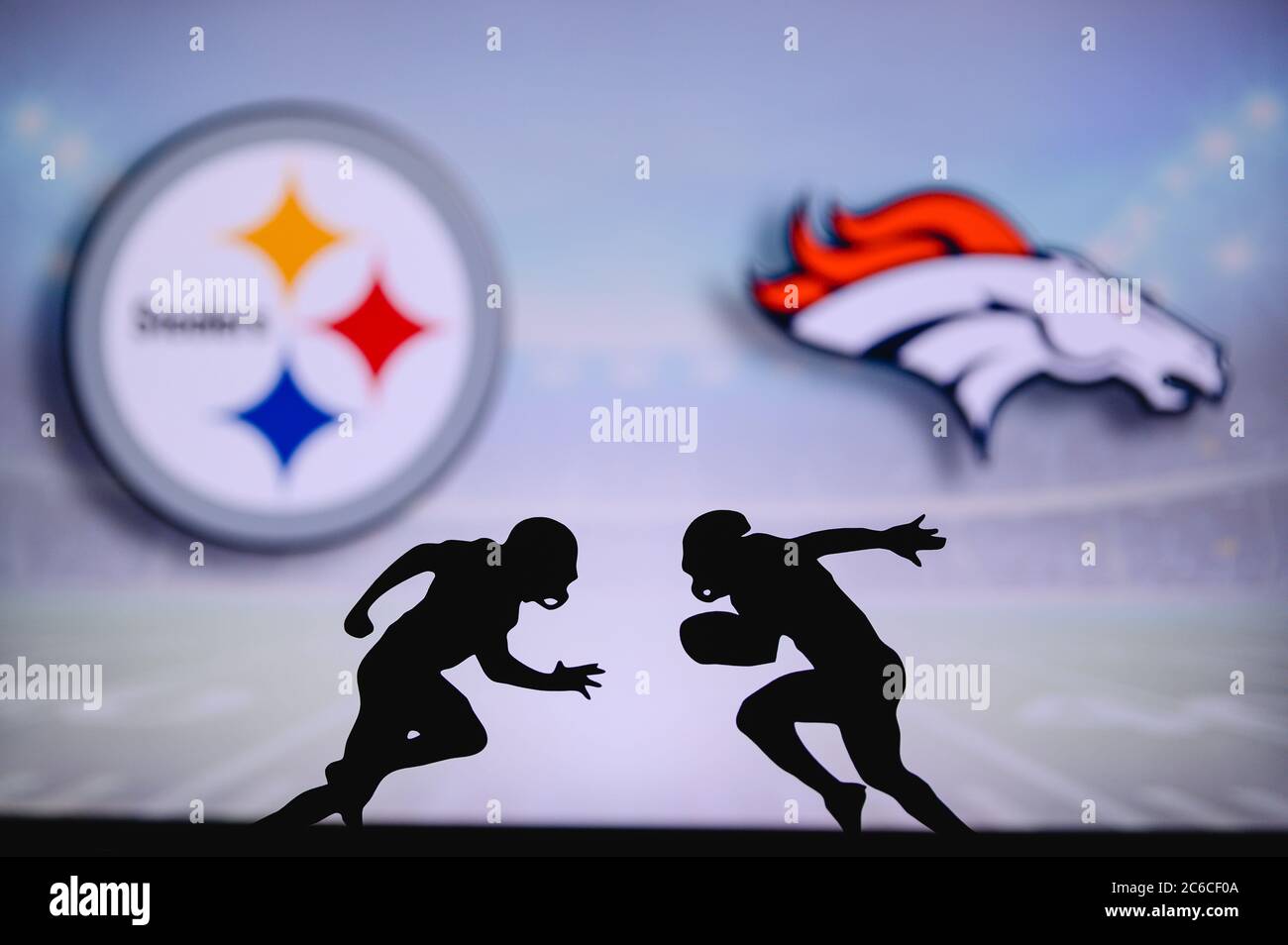 Pittsburgh Steelers gegen Denver Broncos. NFL Match Poster. Zwei amerikanische Fußballspieler Silhouette gegenüberliegende einander auf dem Feld. Vereinslogo im Rücken Stockfoto