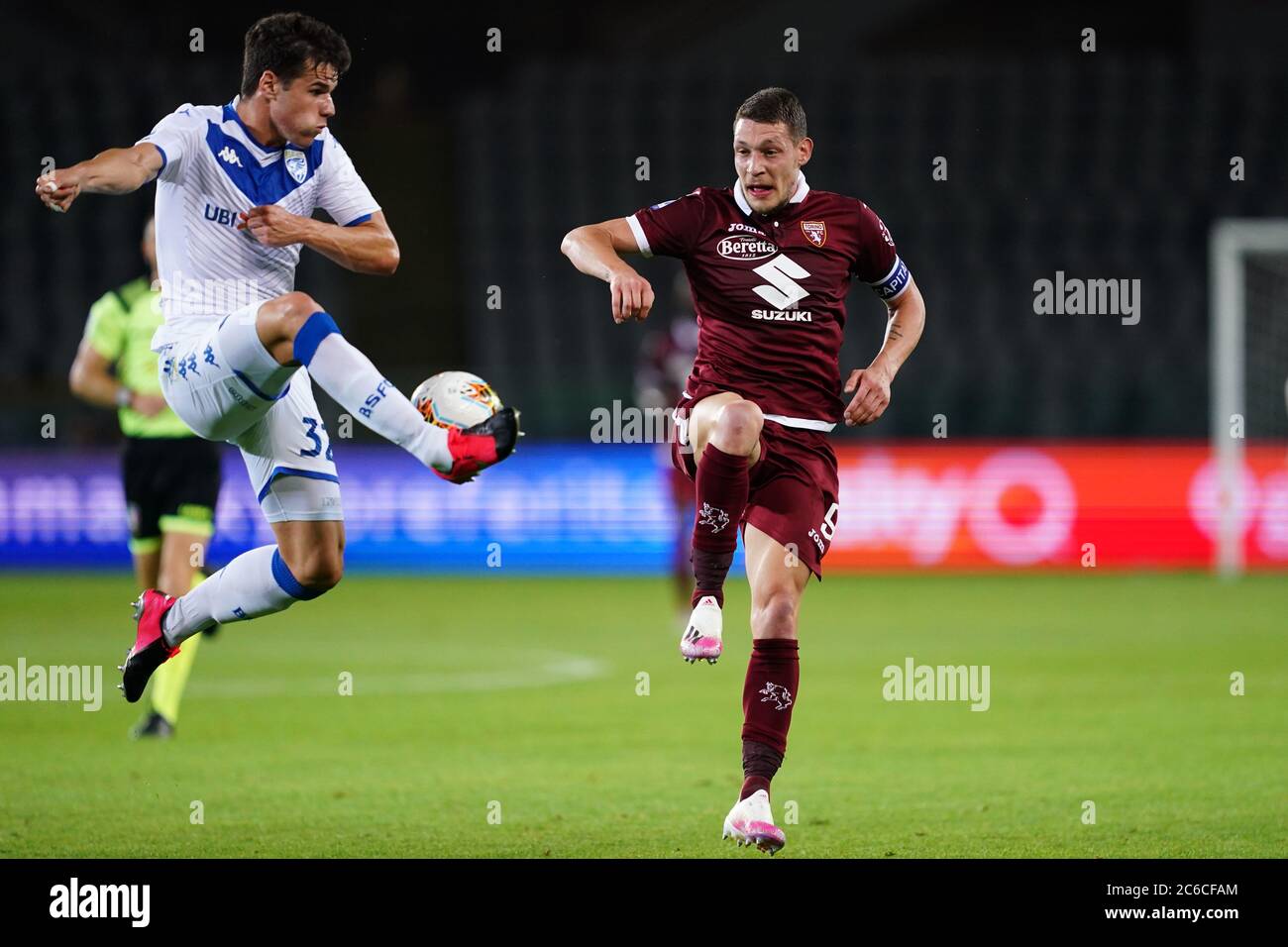 Turin (Italien), 08. Juni 2020. Die Italienerin Seria A. Andrea Papetti aus Brescia Calcio (L) und Andrea Belotti aus Turin (R) im Einsatz während des Serie A-Spiels zwischen Turin und Brescia Calcio. FC Turin gewinnt 3-1 gegen Brescia Calcio. Quelle: Marco Canoniero/Alamy Live News Stockfoto