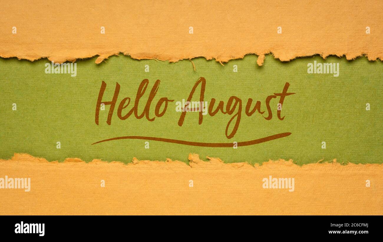 Hallo August Begrüßungsnote - Handschrift auf einem handgefertigten Lappen Papier Stockfoto
