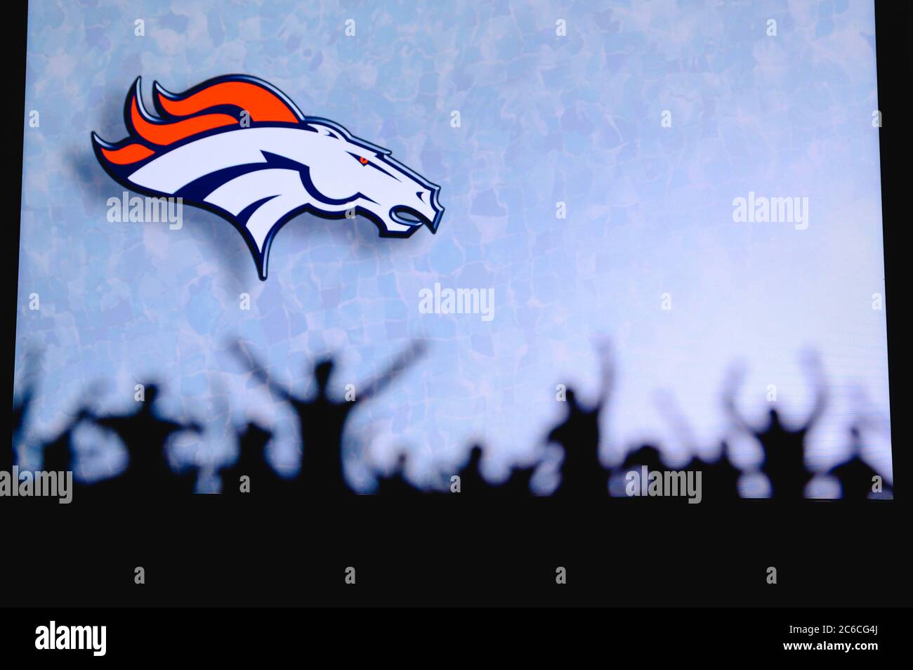 Denver Broncos. Fans unterstützen das professionelle Team der American National Foorball League. Silhouette der Unterstützer im Vordergrund. Logo auf dem großen Bildschirm. Stockfoto