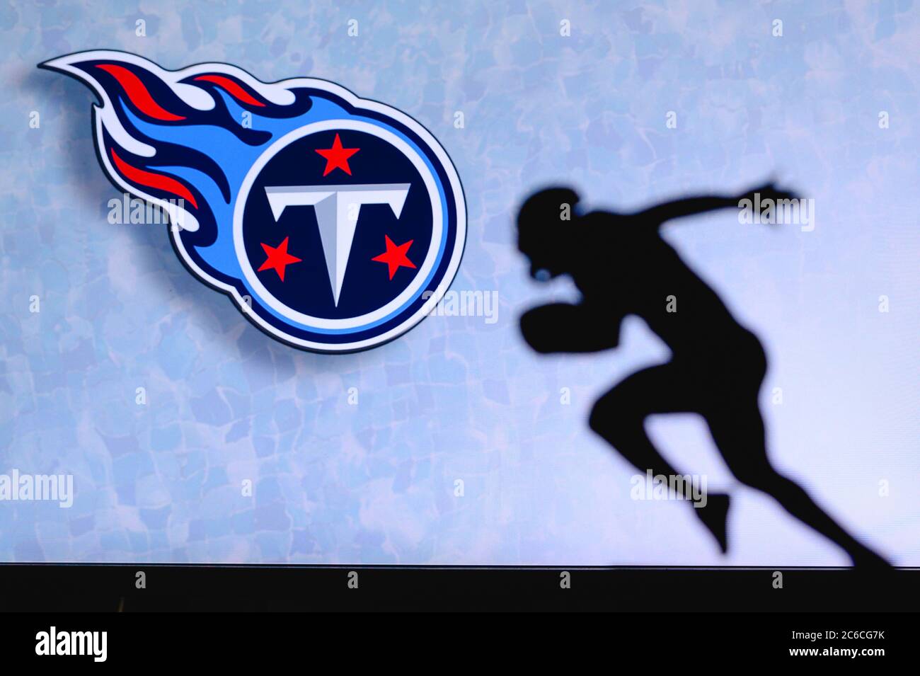 Tennessee Titans. Silhouette des professionellen amerikanischen Fußballspielers. Logo des NFL-Clubs im Hintergrund, bearbeiten Raum. Stockfoto