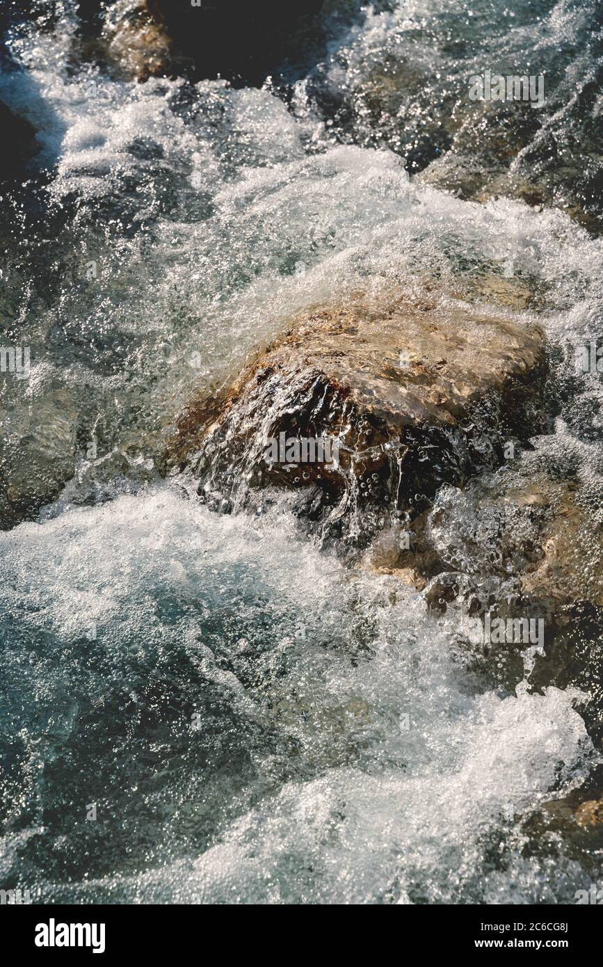 Detail eines klaren frischen Gebirgsflusses in sonniger Alpenlandschaft, Mieming, Tirol, Österreich Stockfoto