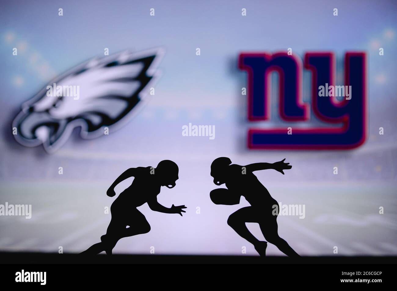 Philadelphia Eagles gegen New York Giants. NFL Match Poster. Zwei amerikanische Fußballspieler Silhouette gegenüberliegende einander auf dem Feld. Logo der Clubs auf der Rückseite Stockfoto