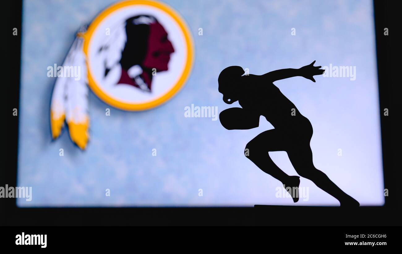 Washington Redskins. Silhouette des professionellen amerikanischen Fußballspielers. Logo des NFL-Clubs im Hintergrund, bearbeiten Raum. Stockfoto