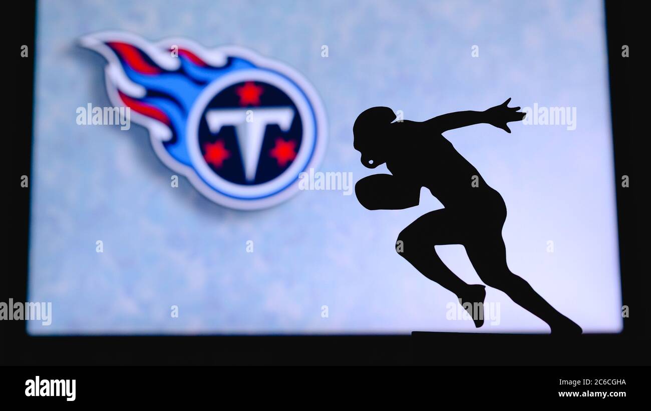 Tennessee Titans. Silhouette des professionellen amerikanischen Fußballspielers. Logo des NFL-Clubs im Hintergrund, bearbeiten Raum. Stockfoto