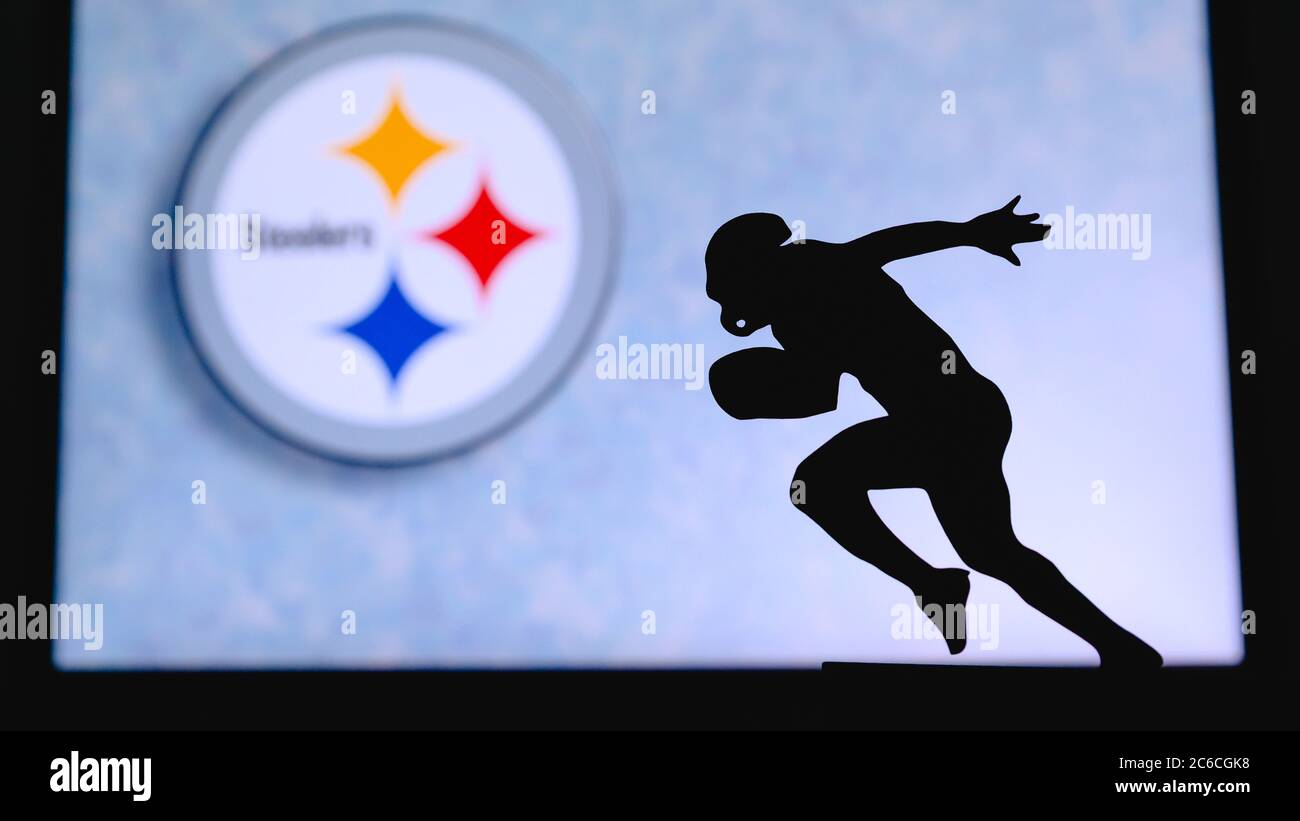 Pittsburgh Steelers Silhouette des professionellen amerikanischen Fußballspielers. Logo des NFL-Clubs im Hintergrund, bearbeiten Raum. Stockfoto