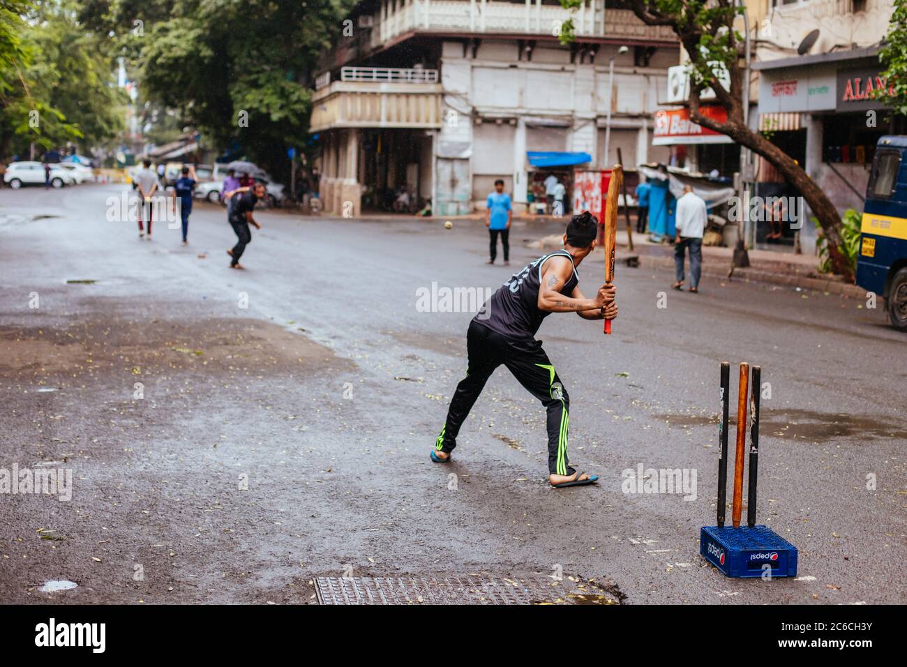 Street Cricket in Mumbai Indien Stockfoto