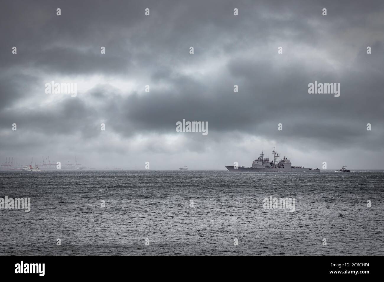 Ein Zerstörer der US Navy kommt von der Tokyo Bay aus am Hafen in Yokosuka, Japan an. Stockfoto