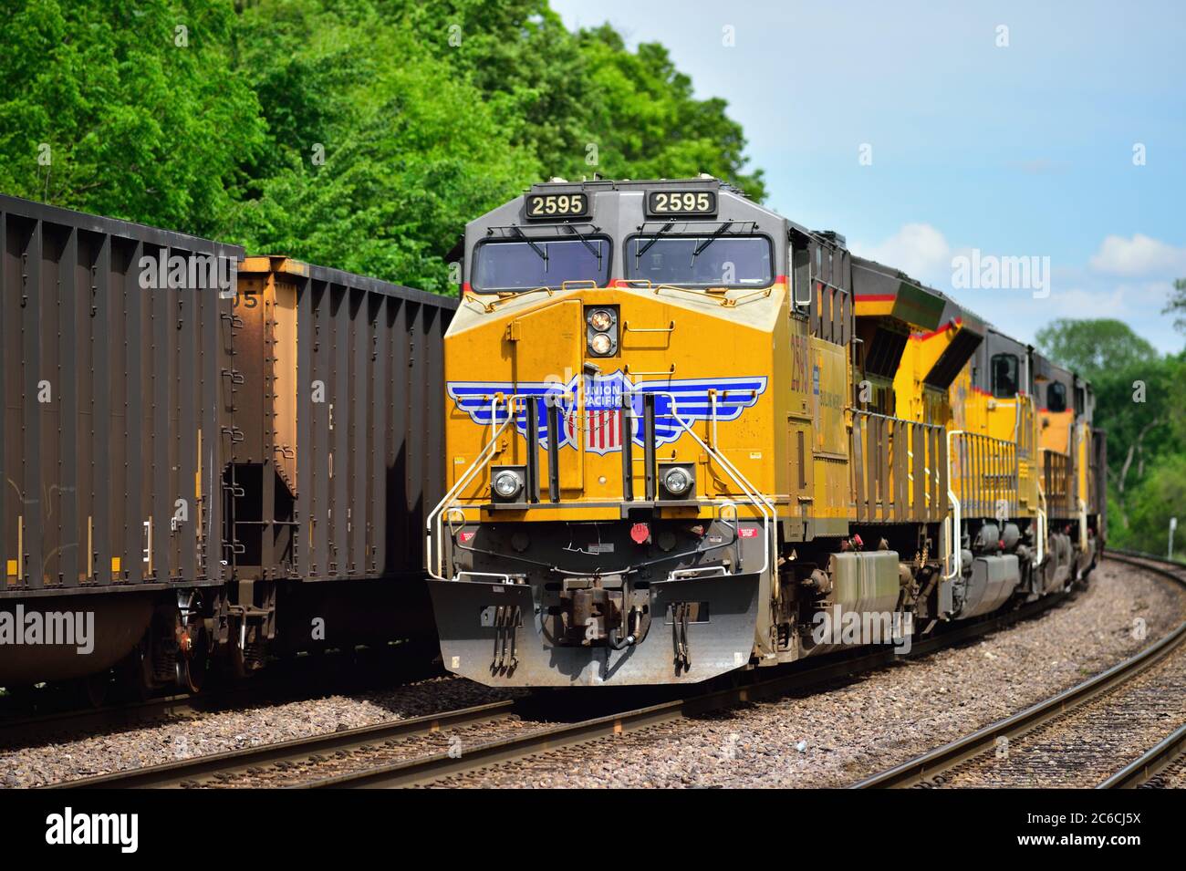 Winfield, Illinois, USA. Vier Lokomotiven führen einen westgebundenen Güterzug Union Pacific, der auf ein grünes Signal wartet. Stockfoto