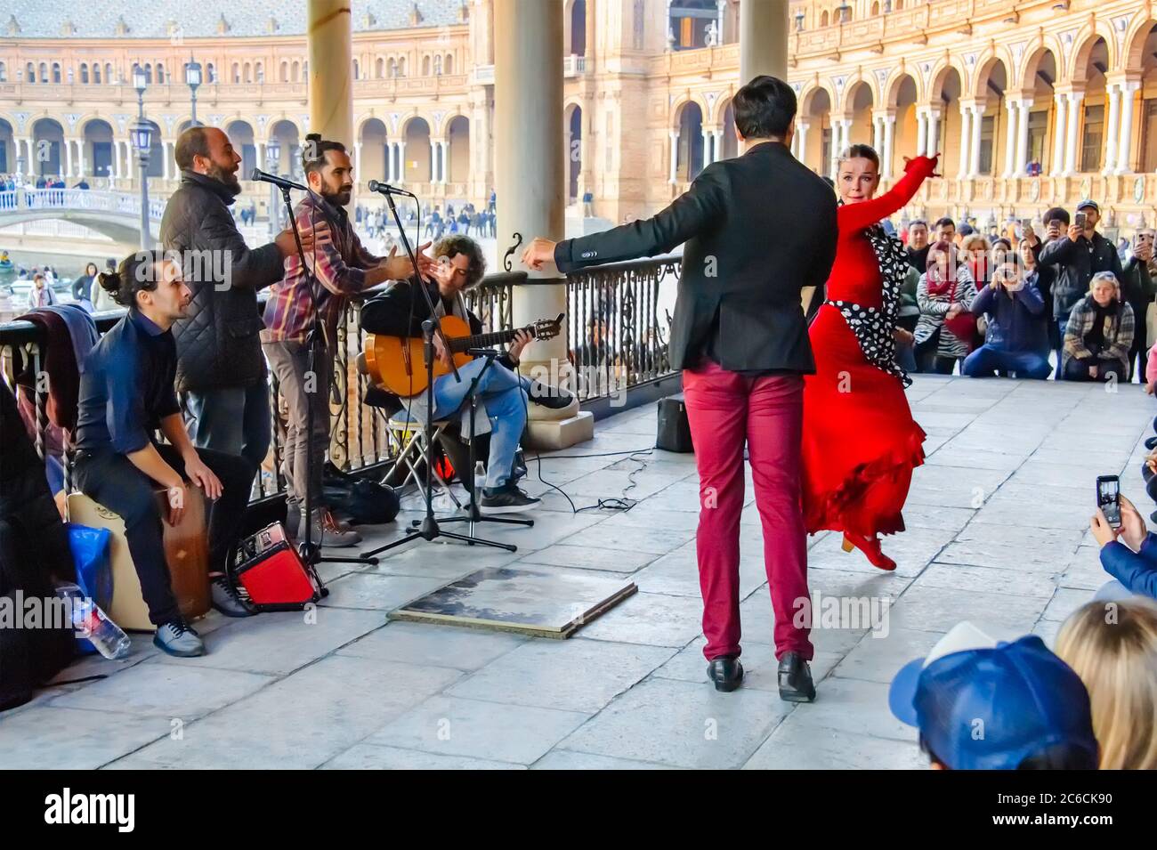 Sevilla, Spanien – 2. Januar 2020: Eine Gruppe von Straßenunterhaltern führt Flamenco-Tänze an der Plaza de Espana auf. Stockfoto