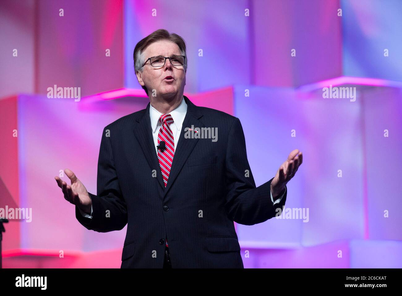 Texas Lt. Gov. DAN PATRICK spricht am 15. Juni 2018 zu den Delegierten der Republikanischen Partei von Texas 2018 in San Antonio. Die für Juli 2020 geplante persönliche Versammlung in Houston wurde aufgrund der Coronavirus-Pandemie in letzter Minute abgesagt. ©Bob Daemmrich Stockfoto
