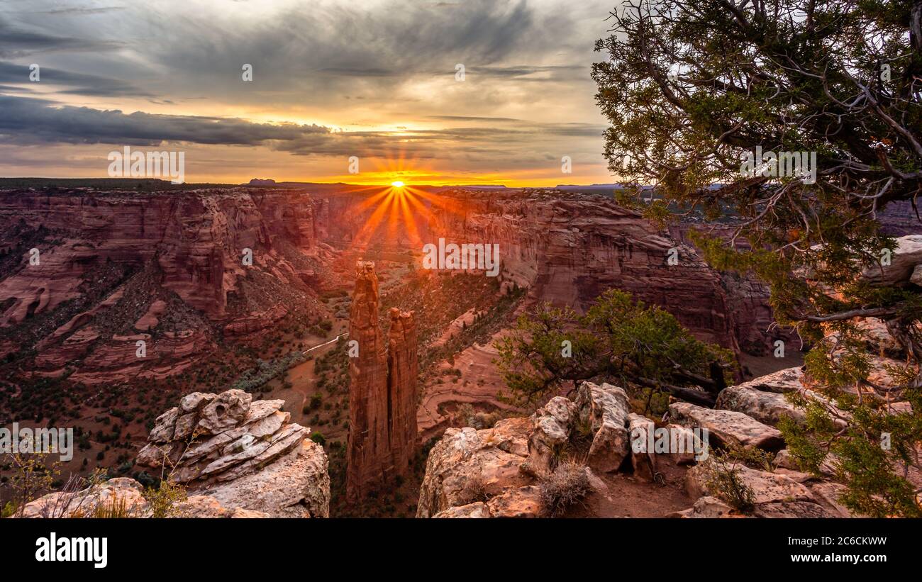 Die Sonne geht über dem Spider Rock Point im Canyon de Chelly National Monument auf. Northeast, Arizona. Stockfoto