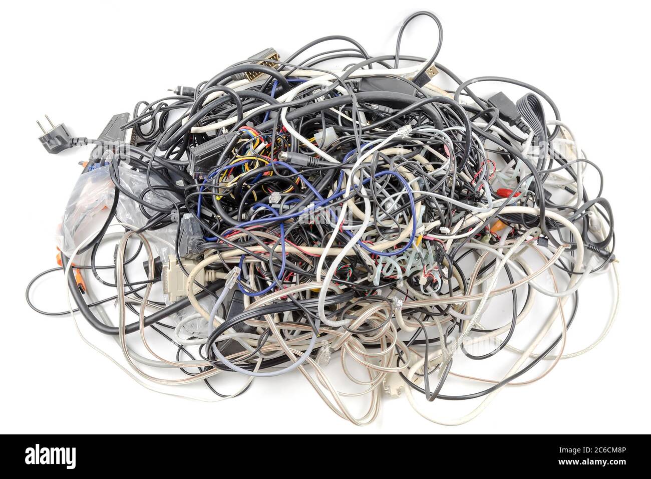 Verflochtenes Drahtgewirr auf weißem Hintergrund Stockfoto