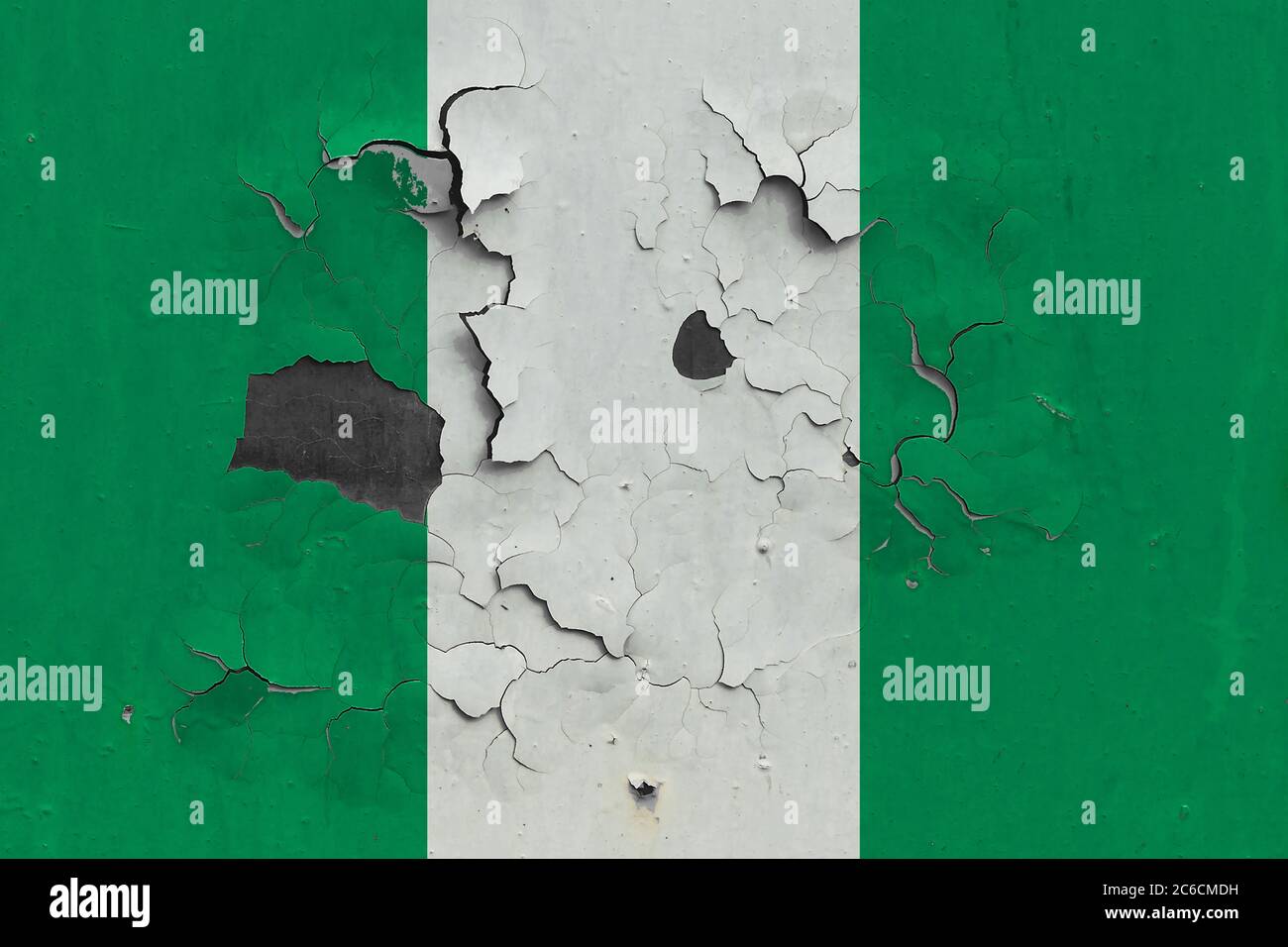 Nigeria Flagge Nahaufnahme alt, beschädigt und schmutzig an der Wand abblätternde Farbe von innen zu sehen Oberfläche. Vintage National Konzept. Stockfoto