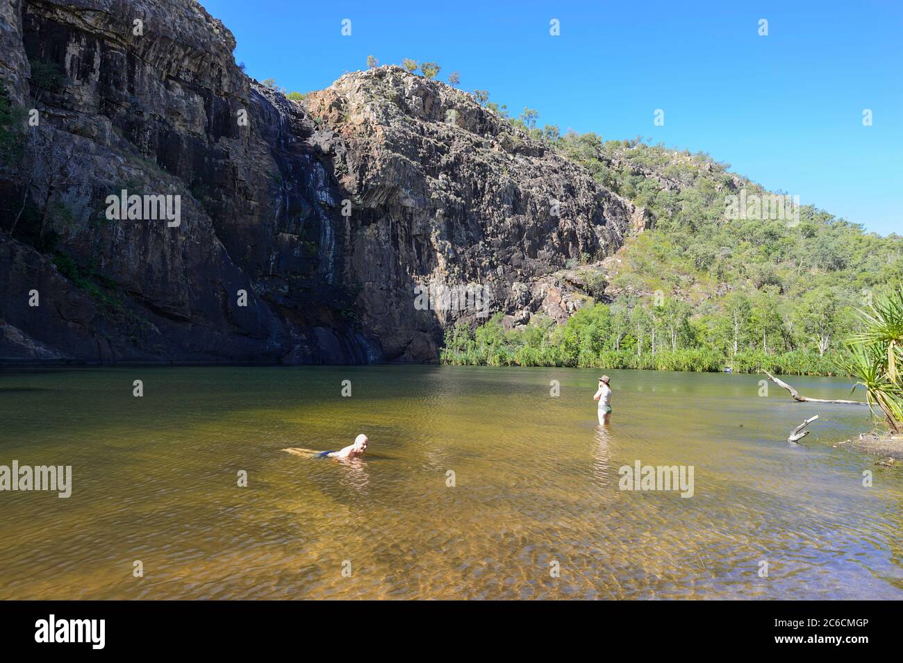 Touristen schwimmen an Gunlom Wasserfällen und Tauchbecken, Kakadu National Park, Northern Territory, NT, Australien Stockfoto