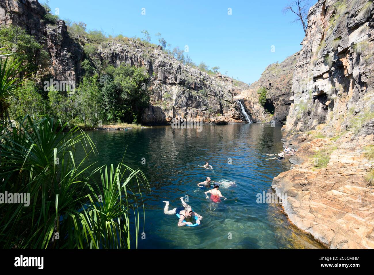 Touristen schwimmen an den beliebten Maguk (Barramundi Gorge) Wasserfällen und Tauchbecken, Kakadu National Park, Northern Territory, NT, Australien Stockfoto