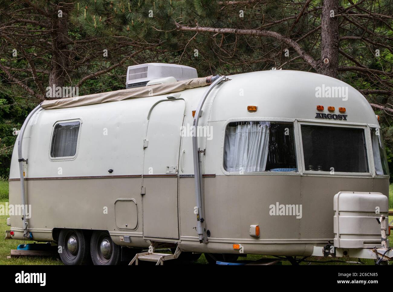 13. Juni 2020 - Frelighsburg, Québec, Kanada: Argosy Airstream Caravan Painted 1970er Line auf einem Campingplatz während des Urlaubs Made in USA Stockfoto