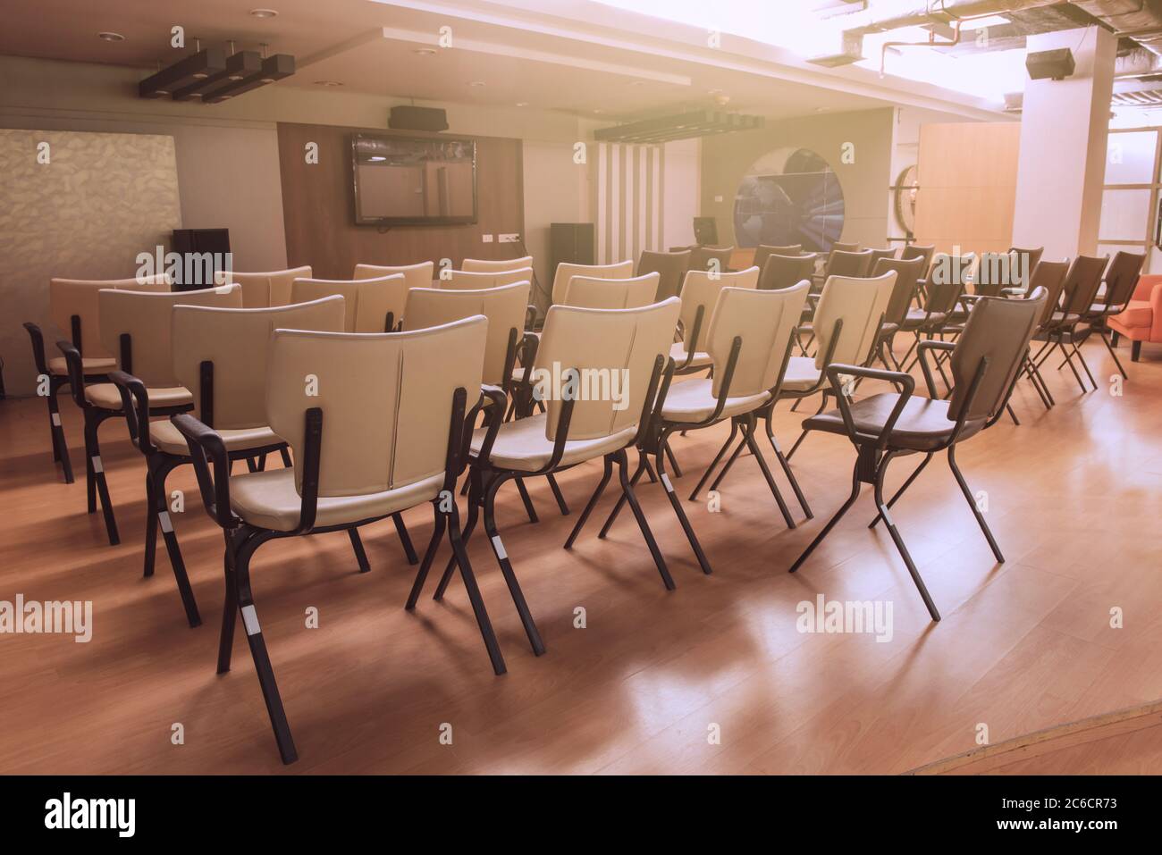 Einrichtung eines Konferenzraums/Konferenzraums mit TV im Büro. Stockfoto
