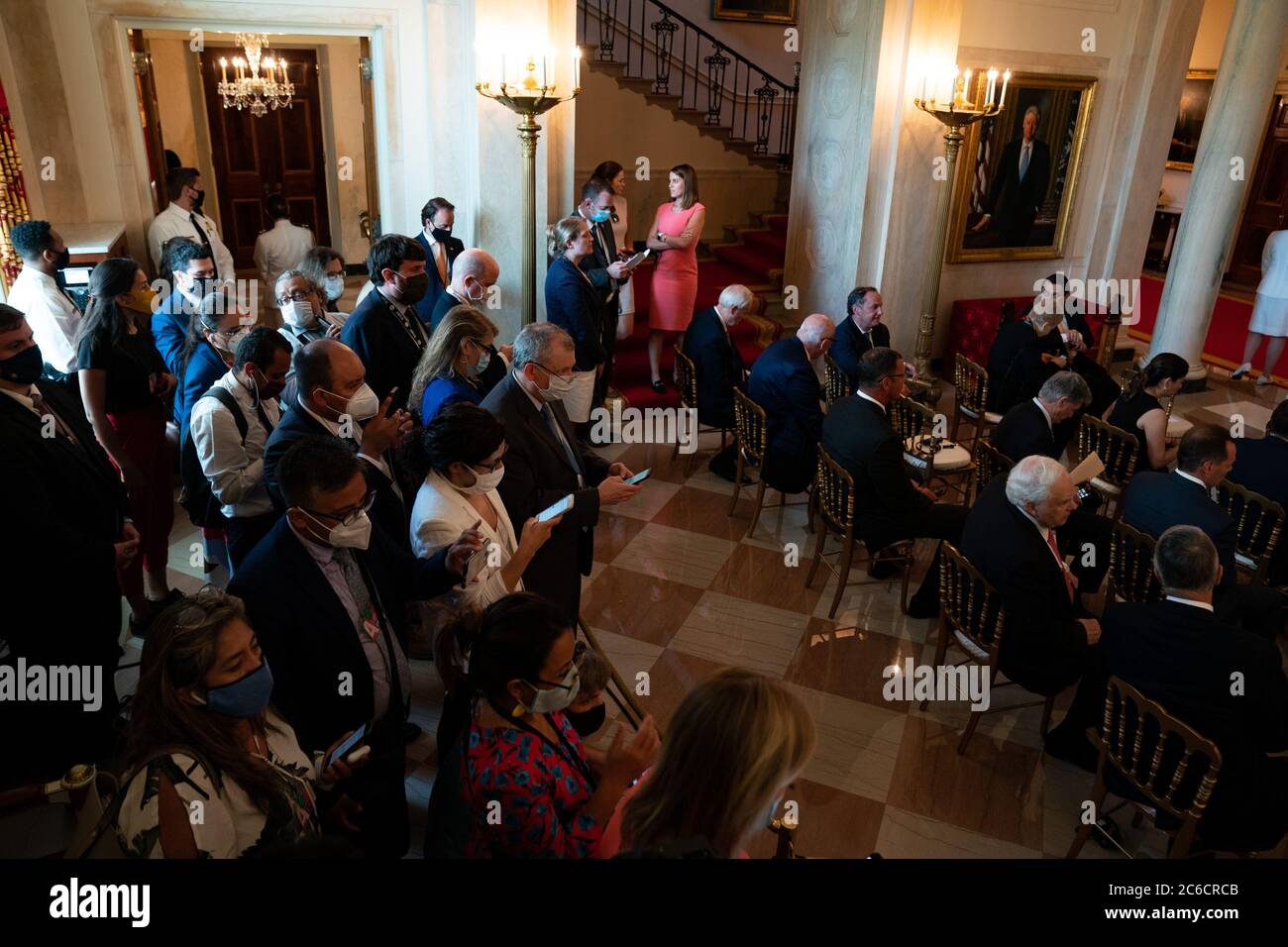 Mitglieder der Medien warten darauf, dass US-Präsident Donald Trump, nicht abgebildet, und Andres Manuel Lopez Obrador, Mexikos Präsident, nicht abgebildet, am Mittwoch, den 8. Juli 2020, während einer Pressekonferenz in der Cross Hall des Weißen Hauses in Washington, DC, USA, sprechen. Lopez Obrador hat sorgfältig eine Beziehung zu Trump aufgebaut, selbst als der Präsident Mexiko wegen seiner Drogenkartelle und der Kriminalitätsraten, wegen der Migrationsströme in die USA und weil er angeblich Amerika im Handel ausgenutzt hat, beschwerte. Fotograf: Anna Moneymaker/The New York Times/BloombergCredit: Anna Moneymaker/Pool via CNP Stockfoto