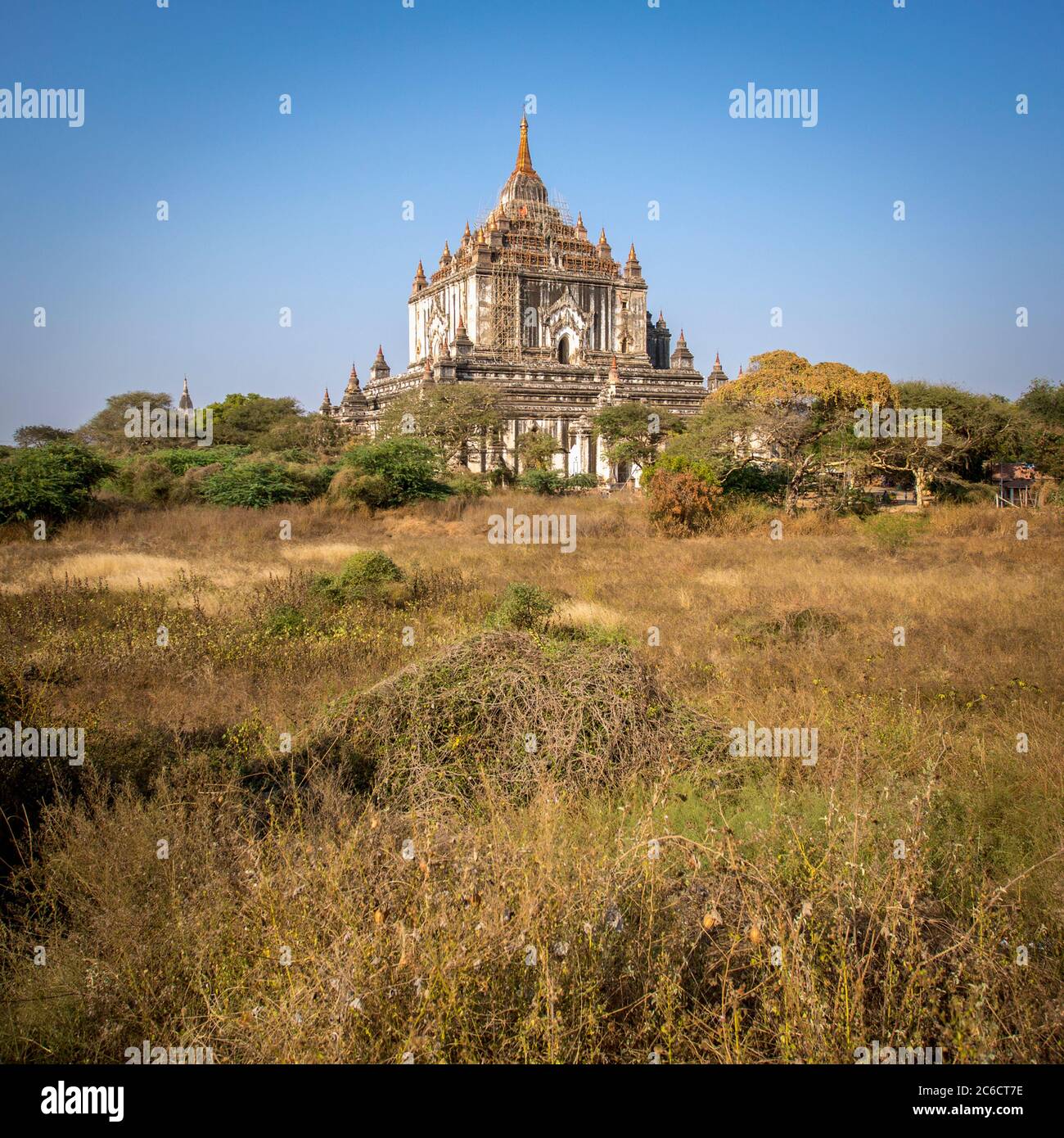 Ein Blick auf den alten Thatbyinnyu Tempel in der Bagan Ebene in Myanmar Stockfoto